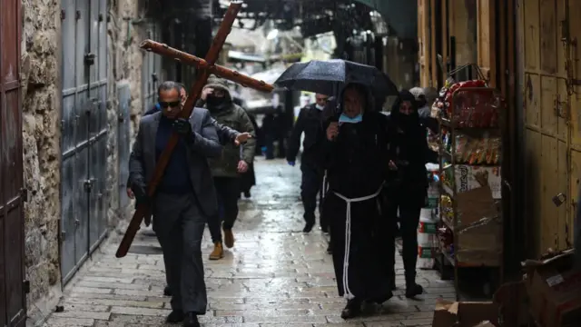 процессия Страстной пятницы по улицам Старого города в Иерусалиме