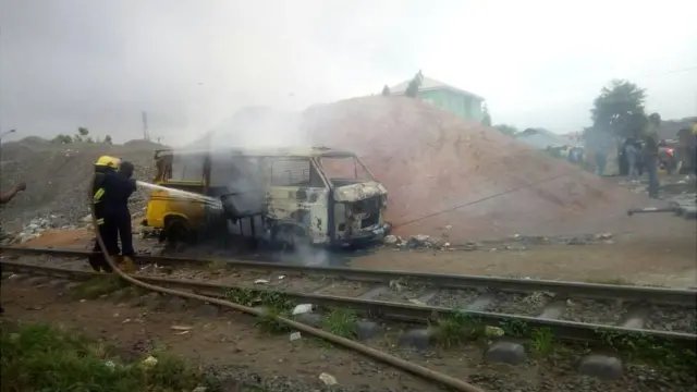 Ọ́kọ bọọsi to jona ni oju rin pẹlu awọn osisẹ panapana