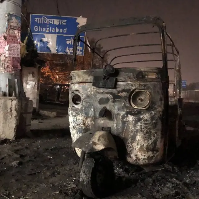 गोकलपुरी पेट्रोल पंप के बाहर जला हुआ ऑटो