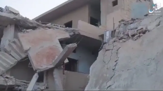 مبنى مدمر بعد الهجوم