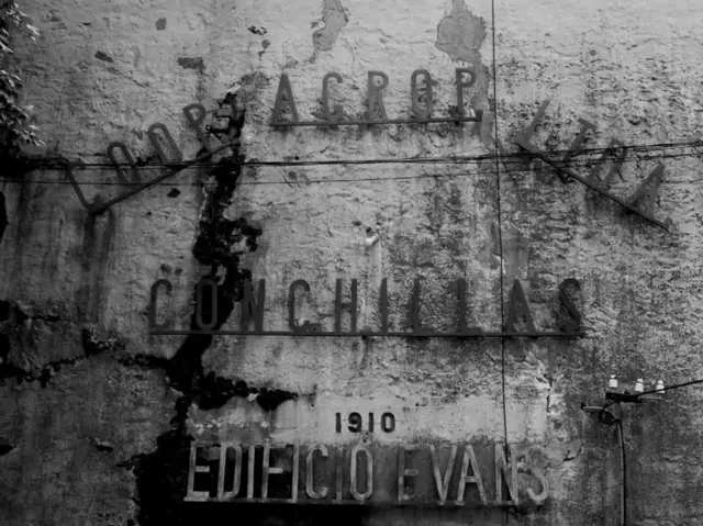 Placa de un almacén