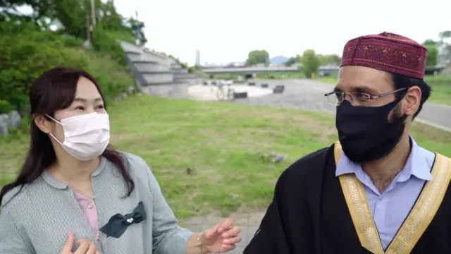 대전 어은동에 거주하는 류연주씨와 에산 울라 이맘이 공원에서 대화를 나누고 있다