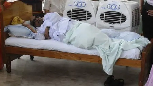 இலங்கை போரை நிறுத்திட கோரி உண்ணாவிரதம் மேற்கொண்ட கருணாநிதி