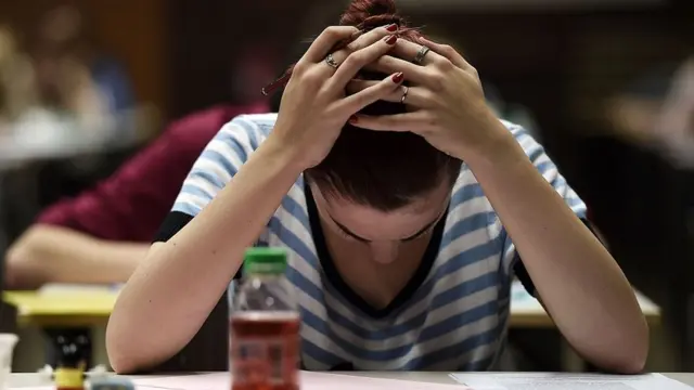 Sınavdaki kız öğrenci