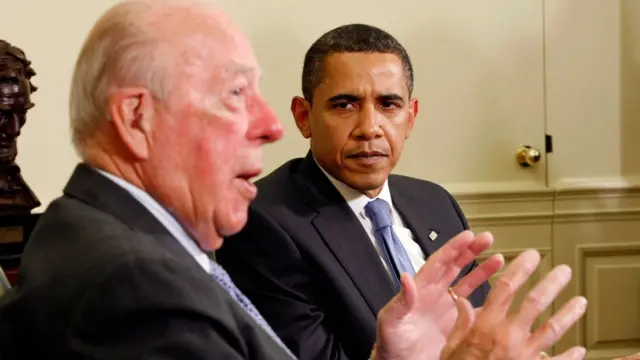 Джордж Шульц (на фото слева) и Барак Обама, 2009 год