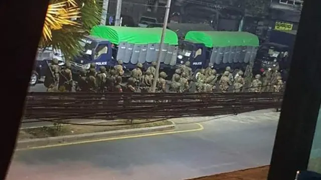 မနေ့ကစမ်းချောင်းမှာ ညပိုင်း တပ်နဲ့ရဲကပိတ်ဆို့ထားတဲ့ဖြစ်စဉ်အပါအဝင် ဖြိုခွင်းမှုဖြစ်စဉ်အများစုမှာလည်း ပြည်သူတွေက ရုပ်သံနဲ့ ဓာတ်ပုံမှတ်တမ်းတွေရယူရိုက်ကူးခဲ့ကြ