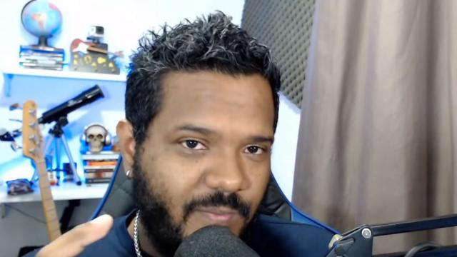 Em vídeo no Youtube, Eduardo Dias fala no microfonesite de apostas de e sportsseu quarto,site de apostas de e sportsonde se vê luneta e representação da Terrasite de apostas de e sportsglobo