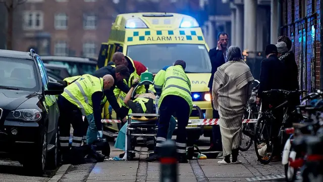 Место инцидента в Копенгагене, полицейские увозят тело