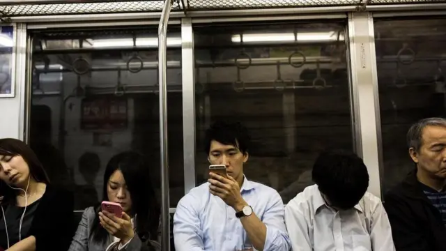 يؤدي التنقل المستمر بين الأجهزة الإلكترونية إلى تشتيت انتباه المرء