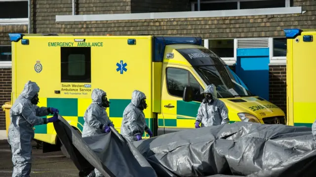 Следователи в химзащите