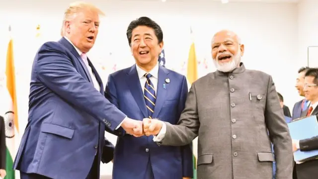 નરેન્દ્ર મોદી, ટ્રમ્પ તથા શિંઝો એબેની તસવીર