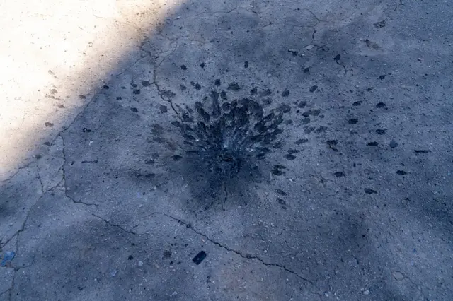 Un sitio de impacto junto a un parque infantil donde la esposa de Ivan Litvynyenko fue alcanzada por metralla.