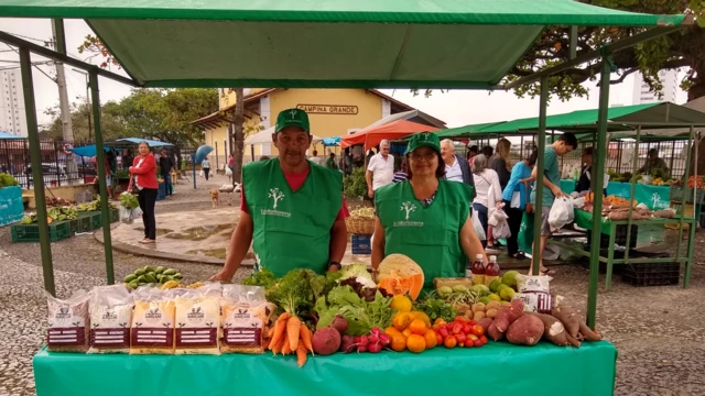 Duas pessoas atrásesporte 365 bonusbarraca com frutas e legumes