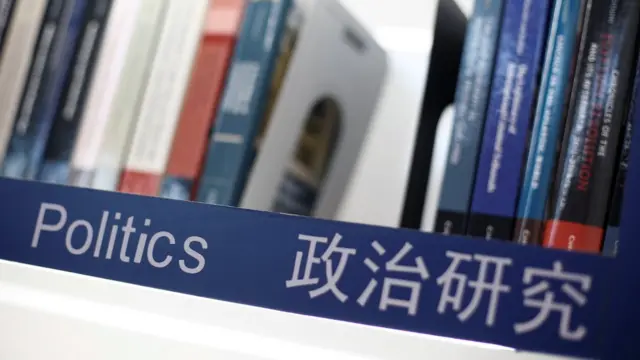 北京国际图书博览会上剑桥大学出版社展摊的政治研究书架（23/8/2017）