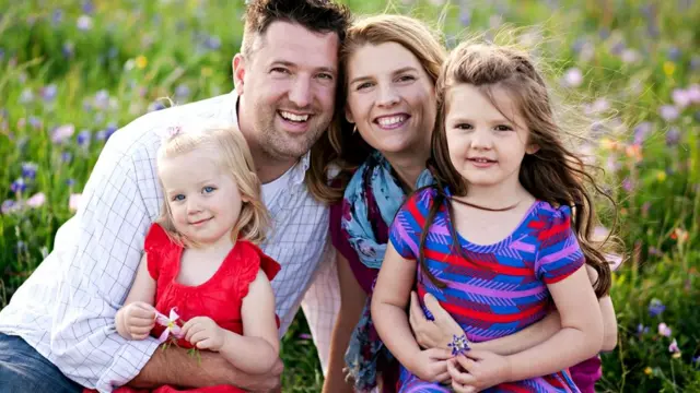 У Даниэллы и Джо Хеймсов маленькие дети, но чтобы накопить на первый взнос, им приходится присматривать за собаками у себя дома