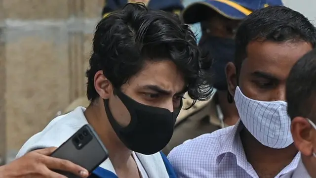 ارین خان د بالیوډ ممثل شاه رخ خان زوی دی