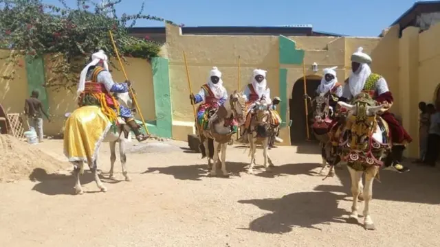 గ్రామంలో సందడి