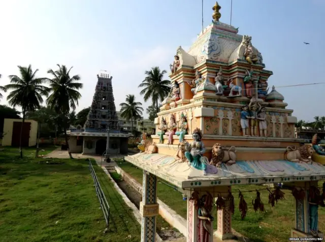 डीके शिवकुमार ने कई मंदिर भी बनवाए हैं.