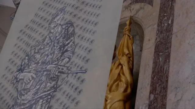 Une statue de l'époque coloniale cachée derrière une bannière au Musée de l'Afrique en Belgique.