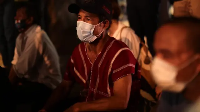 ชายชาวกะเหรี่ยงนั่งฟังการปราศรัยในที่ชุมนุมของชาวบ้านบางกลอย