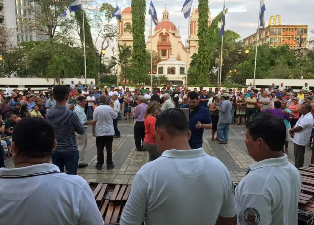 Actuación de marimba en el parque de San Pedro Sula.
