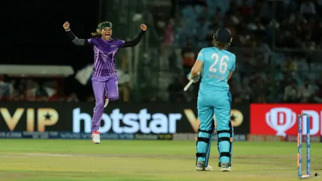 নাটালি স্কিনারের স্ট্যাম্প উপড়ে ফেলার পর জাহানারার উল্লাস