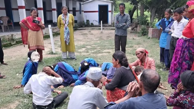 उत्तराखंड के स्कूल में बच्चियां