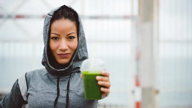 Mujer con jugo verde