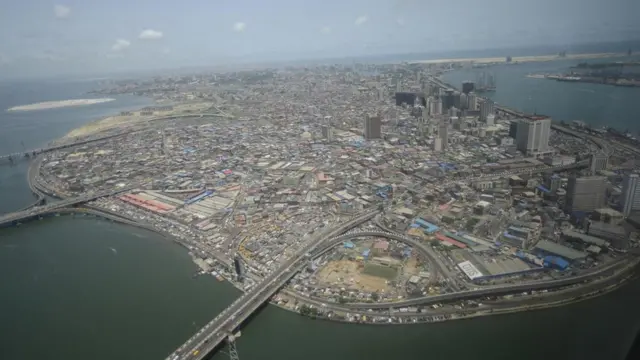 يضطر الذاهبون إلى أعمالهم والعائدون منها في مدن مثل لاغوس إلى قطع رحلات طويلة ومرهقة تجعلهم يتصببون عرقا