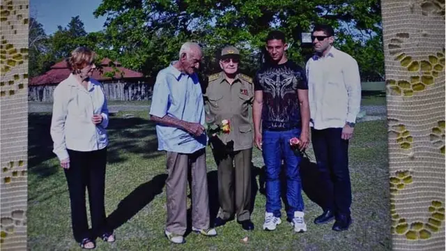 有马丁和劳尔的卡斯特罗家庭照