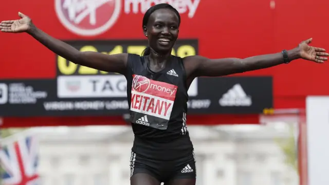 Лондонский марафон-2017: бегунья из Кении Мэри Кейтани заняла 1-ое место в женском забеге и поставила рекорд - 2 часа 17 мин 01 сек - это самый высокий показатель в женском забеге