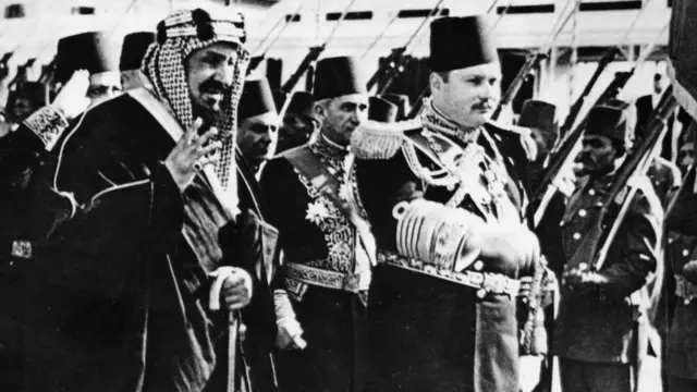 عبدالعزيز آل سعود مع ملك مصر السابق، فاروق الأول، أثناء زيارة لمصر عام 1945