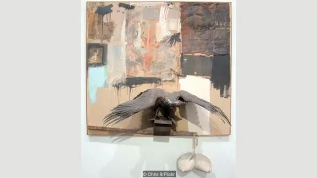 Bantal yang terikat tergantung seperti pendulum di karya Robert Rauschenberg dari 1959, Canyon.