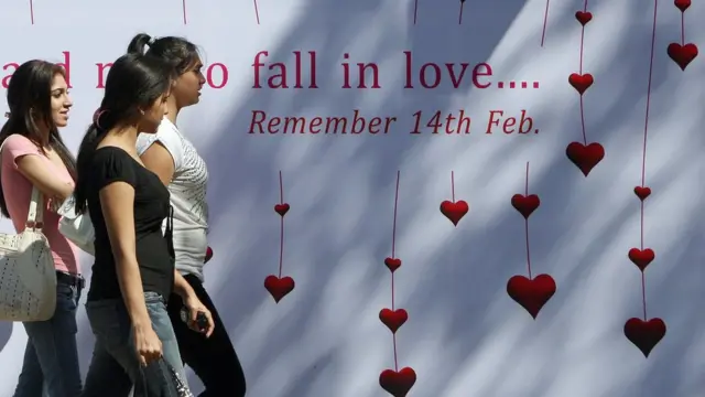 वैलेंटाइन के ऐड के सामने से गुज़रती लड़कियां