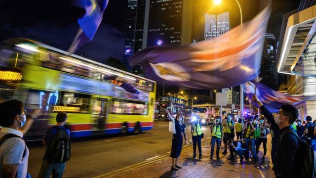 香港“反送中”示威者在太古广场外挥舞港英时代旗帜（15/5/2020）