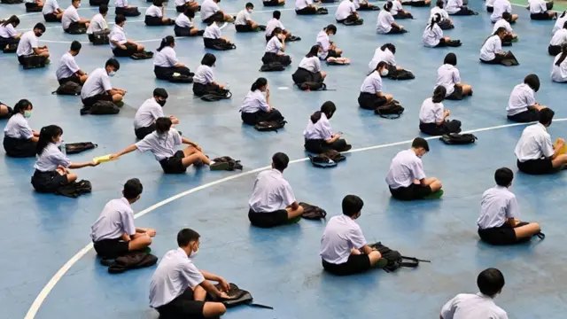 กิจกรรมหน้าเสาธงแบบรักษาระยะห่าง