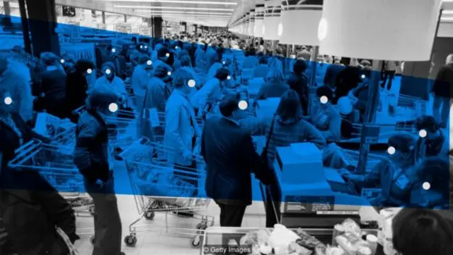 Muchas veces las elecciones de las demás personas influyen en nuestras decisiones morales.