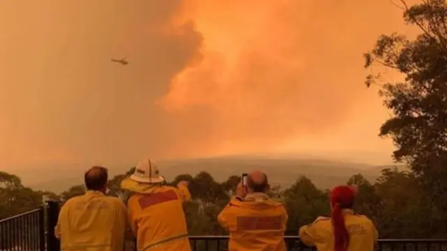 অস্ট্রেলিয়ার আগুন নেভাতে কাজ করছেন অনেক স্বেচ্ছাসেবী দমকল কর্মী