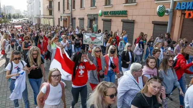 Жінки вийшли на марш у Мінську. Їх затримують силовики