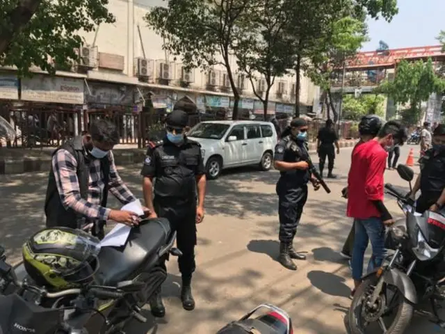 ঢাকার শাহবাগে র্যাবের একটি চেকপোস্ট বসানো হয়েছে।