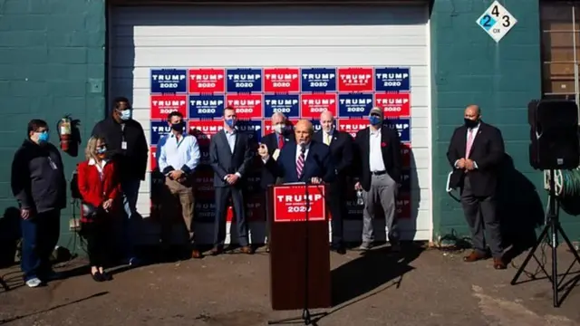 Mwandishi wa BBC Ros Atkins anaelezea kwanini kila mtu anazungumza kuhusu kampeni ya Trump katika mkutano na vyombo vya habari