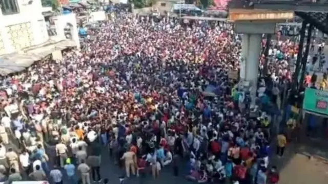 மும்பை பாந்த்ரா ரயில் நிலையத்தில் குவிந்த வெளிமாநில தொழிலாளர்கள்