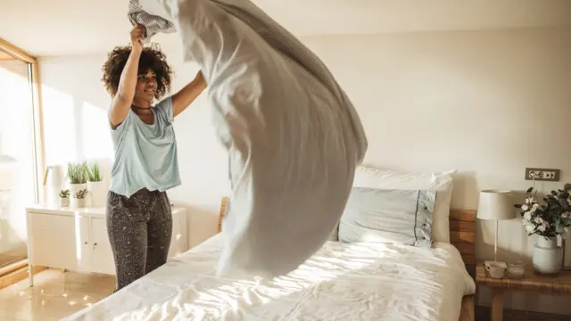 Qadın yatağı sahmana salır