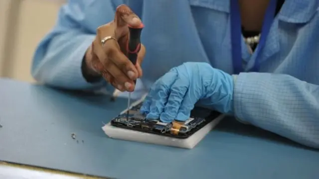 เดิมการออกวีซ่าชั่วคราวประเภท H1-B มีขึ้น เพื่อนำแรงงานต่างชาติที่มีทักษะ ซึ่งส่วนใหญ่ทำงานในภาคเทคโนโลยีเข้ามาทำงานในสหรัฐฯ