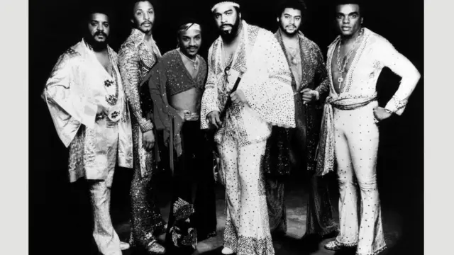 سجل فريق "ذا آيزلي برازذرز" النسخة الأولى من أغنية "كافِح السلطة" في اليوم نفسه الذي سجل فيه أغنيته "هارفيست فور ذا وورلد" (الحصاد للعالم) التي كرسها لمحاربة الفقر