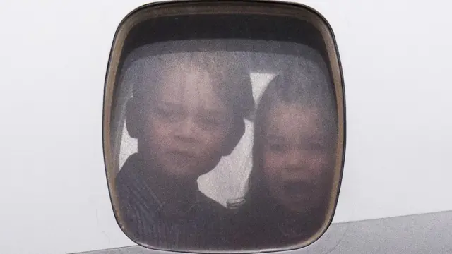 принц Джордж и принцесса Шарлотта в иллюминаторе самолета, июль 2017