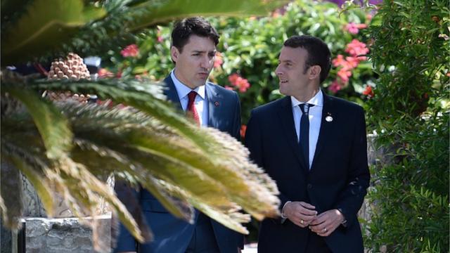 นายกรัฐมนตรีแคนาดาเดินสนทนากับประธานาธิบดีของฝรั่งเศส