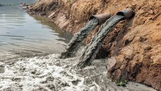 பாலாற்றில் தண்ணீருக்கு பதிலாக ஓடும் மணல் லாரிகள் - தீருமா மக்களின் வேதனை?