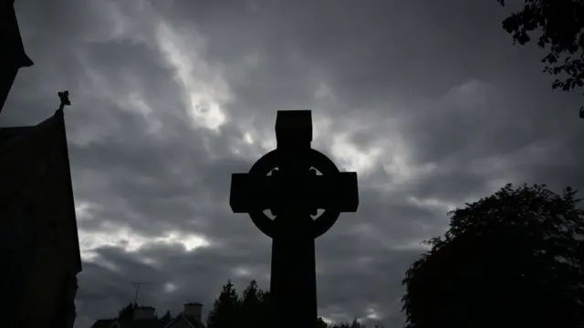 Cruz de piedra en contraste con el cielo