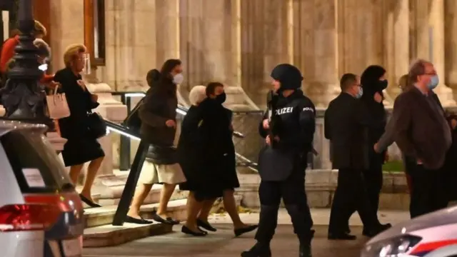 Abantu barimo guhunga nyuma y'icyo gitero